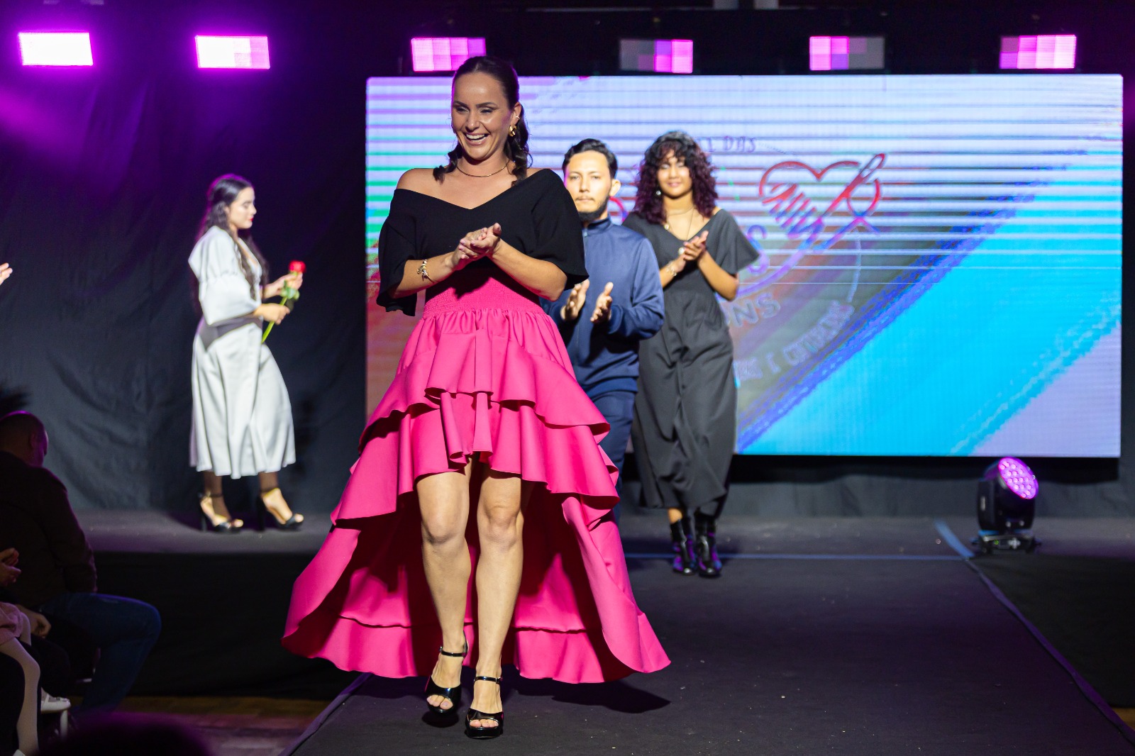 Desfile das Costureiras e dos Costureiros emociona e transforma passarela em lugar de reconhecimento e orgulho