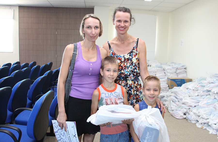 Trabalhadores retiram kits de material escolar no Sintrivest